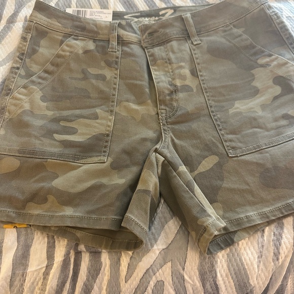 Shorts - Picture 2 of 3